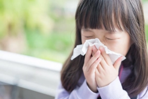 Trẻ 4,5 tuổi hắt xì hơi kèm ho sau khỏi Covid phải làm sao?