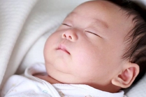 Trẻ bị bẹp đầu có tròn lại được không?