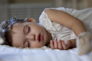 Trẻ bị ho nên nằm quạt hay điều hoà?