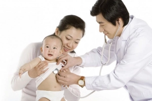 Trẻ bị mềm sụn thanh quản điều trị thế nào?