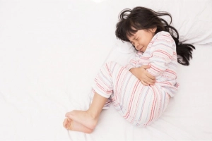 Trẻ bị ngộ độc thức ăn có sốt không?