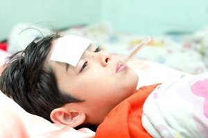 Trẻ bị nôn sốt đi ngoài: Cảnh giác bệnh tiêu chảy