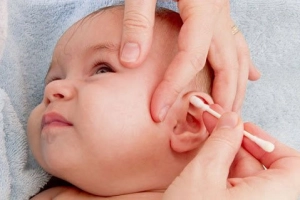 Trẻ bị tích tụ ráy tai, nên làm thế nào?