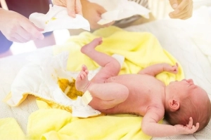 Trẻ bị tiêu chảy uống gì bù nước hiệu quả?