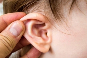 Trẻ bị viêm tai giữa có nên đi bơi?