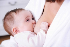 Trẻ bú mẹ vẫn bị táo bón, vì sao?