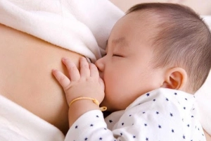 Trẻ đang bú sữa: Khi nào bạn cần cho trẻ uống thêm nước?