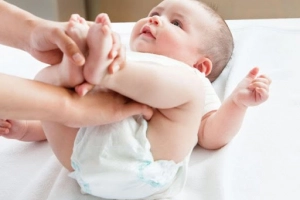 Trẻ đi ngoài có mùi chua, có phải bị nhiễm khuẩn đường ruột?