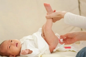 Trẻ đi ngoài ra máu khi nào nguy hiểm?