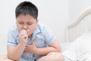 Trẻ ho dữ dội, cần phải làm gì?