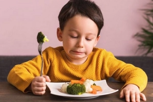 Trẻ lười ăn sau khi uống kháng sinh: Xử trí thế nào?