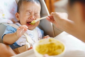 Trẻ mọc răng bỏ ăn phải làm sao?