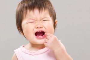 Trẻ mọc răng hàm có đau không?
