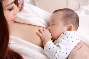 Trẻ sơ sinh đòi bú quá nhiều, có bất thường không?