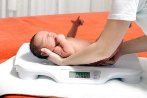 Trẻ sơ sinh không tăng cân trong tháng đầu có bất thường không?