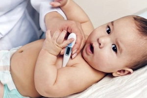 Trẻ sốt virus có nên tắm không?