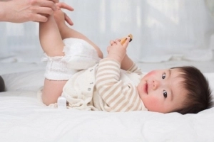 Trẻ uống sắt đi ngoài màu đen có bất thường không?