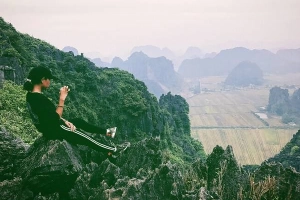 Trekking 486 bậc thang để ngắm sự hùng vĩ của thiên nhiên từ núi Múa