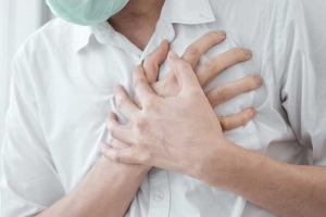 Tức ngực kèm khó thở sau khỏi Covid 8 tháng có sao không?