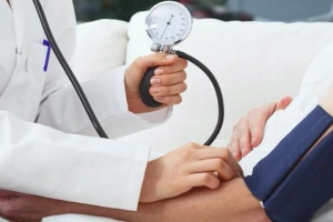 Tụt huyết áp vào buổi chiều khi mắc Covid có sao không?
