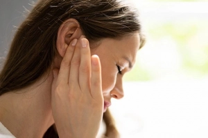 Ù tai kèm nổi hạch nhỏ ở tai có sao không?