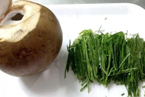 Uống nước dừa với lá trầu không có hại không?