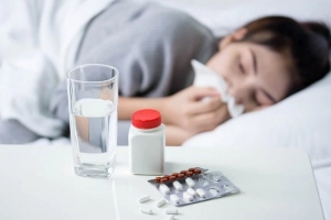 Uống thuốc kháng sinh có làm chậm kinh không?