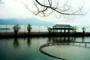 Vẻ đẹp của hồ Núi Cốc