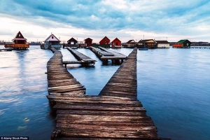 Vẻ đẹp trầm mặc của ngôi làng nổi ở Hungary