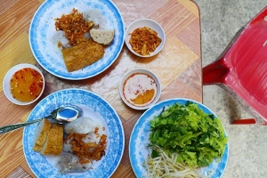 Vị bánh cuốn gốc Bắc hơn nửa thế kỷ ở Sài Gòn