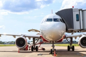 Vì sao hành khách phải lên máy bay bằng cửa bên trái
