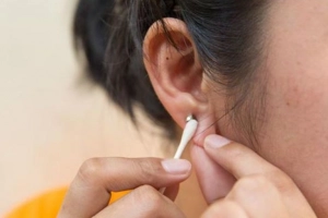 Vì sao nên bôi thuốc mỡ sau khi bấm lỗ tai?