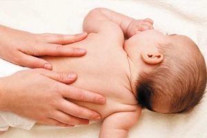 Vì sao nên massage cho trẻ sơ sinh?