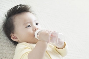 Vì sao trẻ dưới 6 tháng tuổi không cần uống thêm nước lọc?
