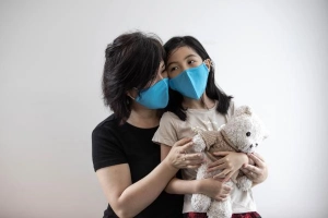 Vì sao trẻ mắc COVID nhẹ hơn người lớn?