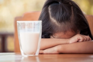 Vì sao uống sữa tươi bị tiêu chảy?