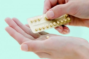 Vì sao uống thuốc kích trứng bị ra máu?