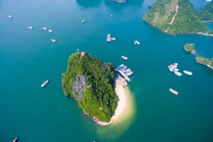 Vịnh Hạ Long - bối cảnh phim Kong: Skull Island nhìn từ trên cao