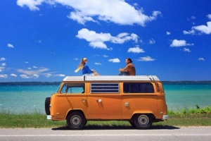 Vợ chồng bỏ việc, du lịch khắp nơi bằng xe mini bus