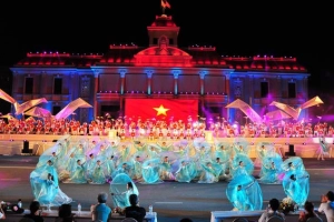 Vũ điệu đường phố rực rỡ ở Nha Trang
