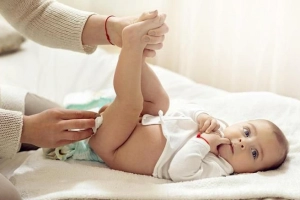 Vùng kín của trẻ sơ sinh có chất màu trắng, có cần đi khám?