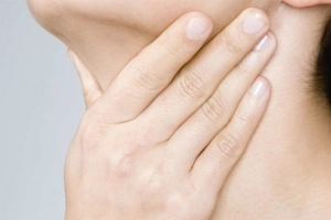 Vướng cổ họng kèm nước bọt có máu là bệnh gì?