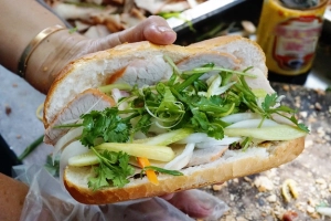 Xe bánh mì Sài Gòn 80 năm: chỉ bán hơn 3 tiếng mỗi ngày