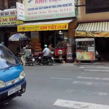 Không gian- Tiệm Bánh Anh Việt - Bánh Mì, Bánh Giò  - Vườn Lan