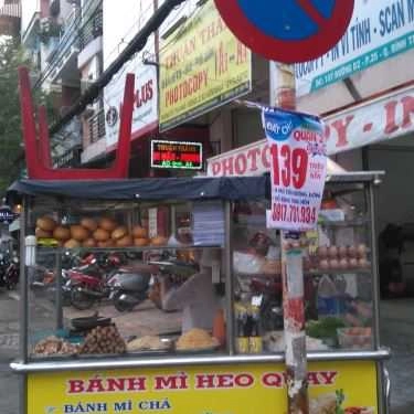 Không gian- Ăn vặt Bánh Mì Heo Quay