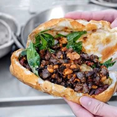 Món ăn- Ăn vặt Bánh Mì Nhồi Chim Cút