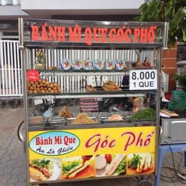 Không gian- Ăn vặt Bánh Mì Que Góc Phố