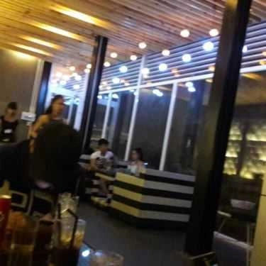 Không gian- Black & White Cafe