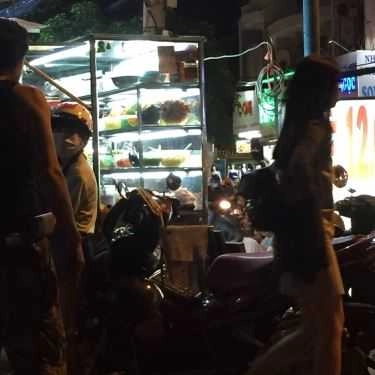 Không gian- Ăn vặt Chè Ba Cô Gái
