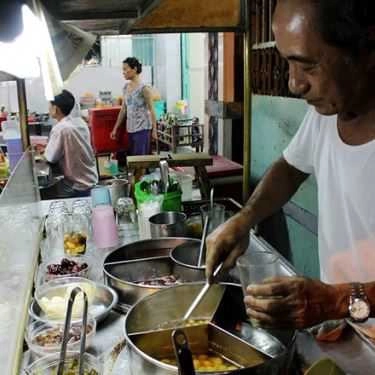 Không gian- Ăn vặt Chè Mỹ Lợi - Phan Xích Long